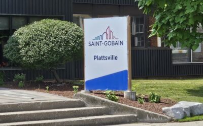 Unifor members at Saint-Gobain on strike